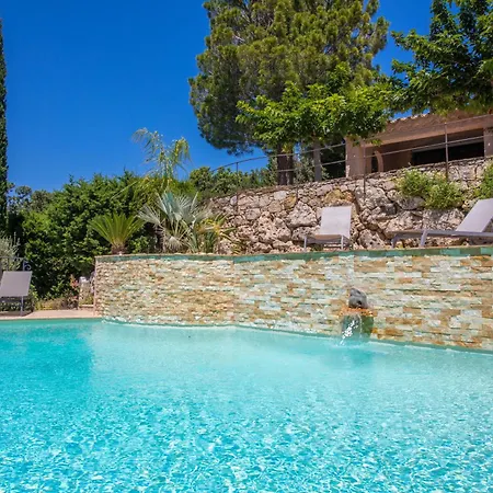 - La Colline Villa Saint-Raphaël